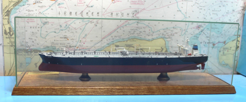 Tankerachter "MT Tartar" Vollrumpf in Glasvitrine (1 St.) N 1993 Carat C 10FHV